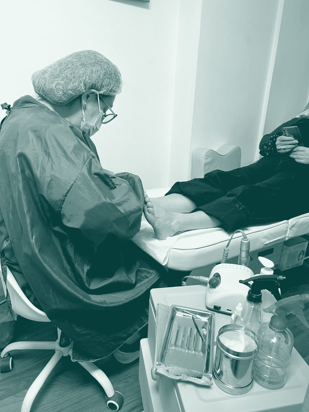 Podóloga de Pie Consalud atendiendo a una paciente en box