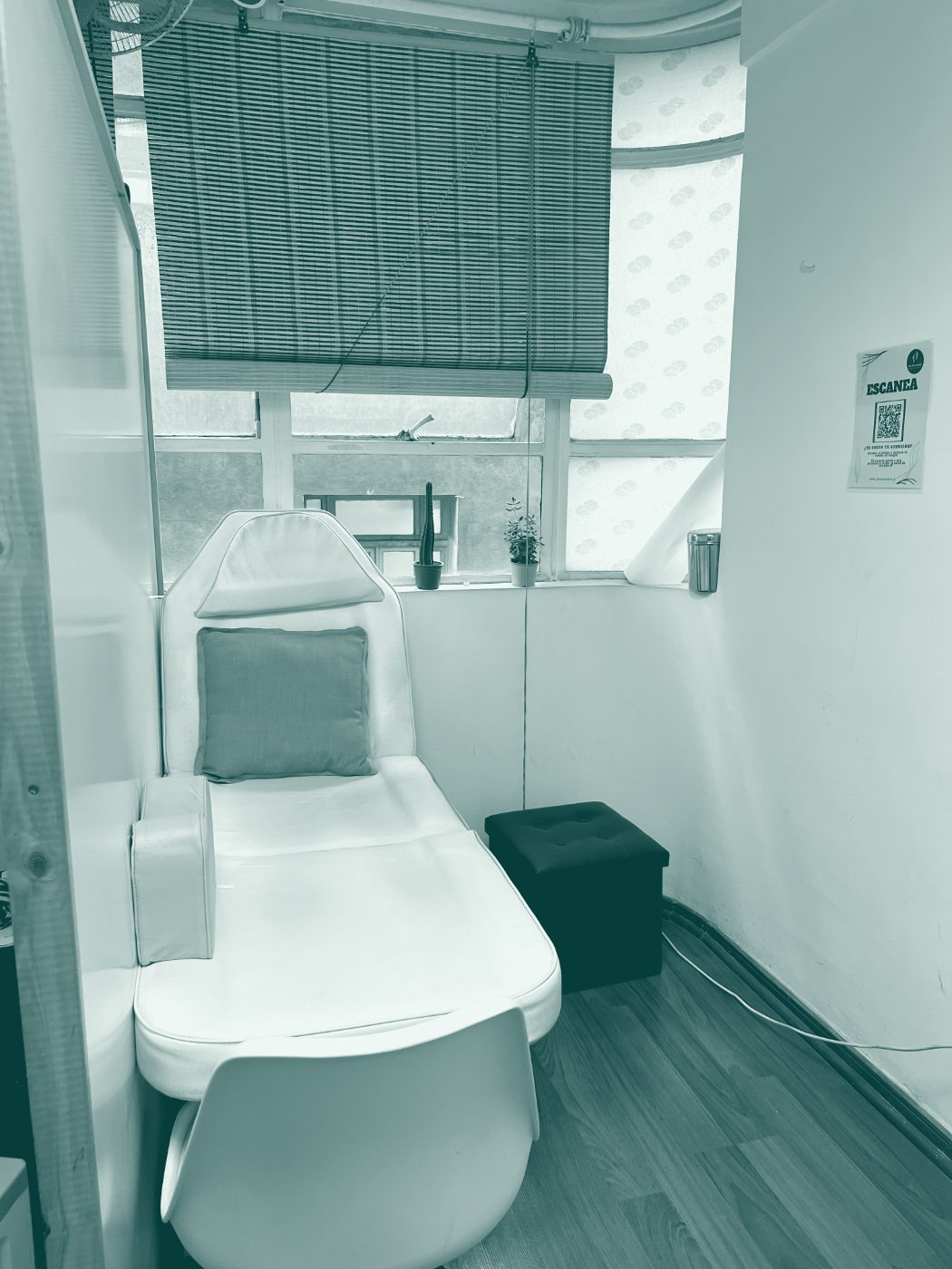 Box de atención con sillón y cojín turquesa