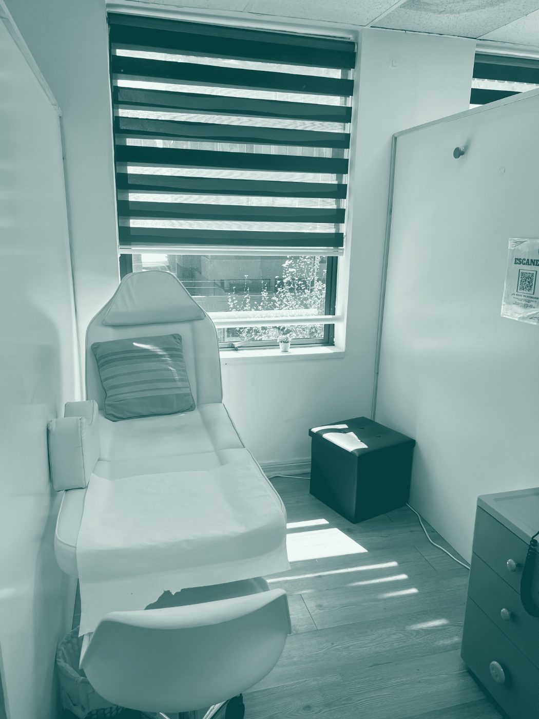 Box de atención con sillón podológico y ventana