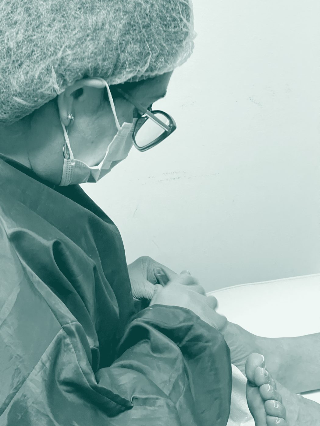 Podóloga realizando un procedimiento con instrumental esterilizado